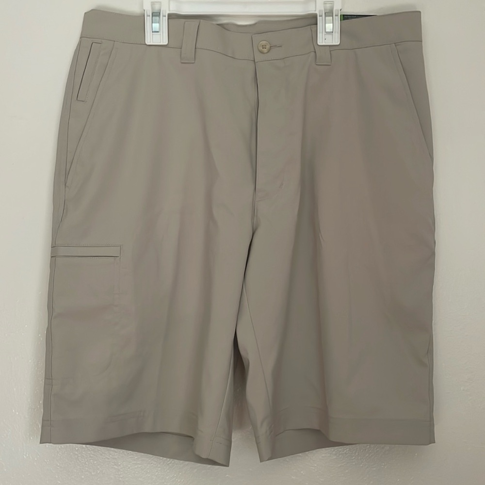 Men’s golfing shorts